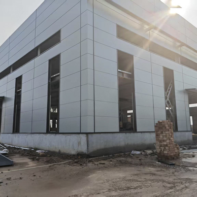 Oficina de estruturas de aço versáteis com painéis de telhado e parede galvanizados a quente