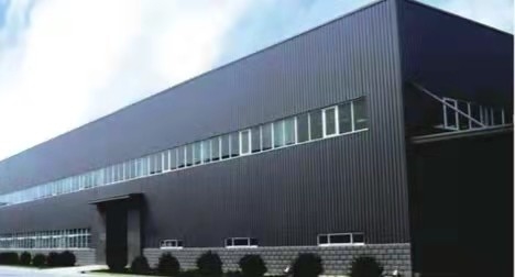 Vertente clara do armazém da construção de aço