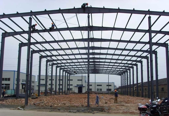 Construção pré-fabricada de aço do armazém com o painel do telhado e de parede de lãs de rocha