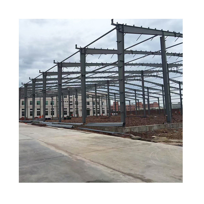 Armazém pré-fabricado de aço com painel de telhado e parede isolados