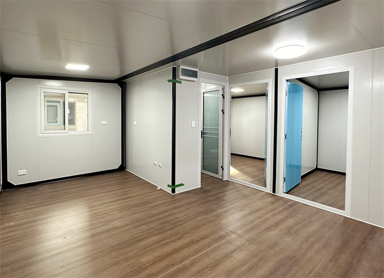 Casa de contêineres cinza com porta de aço para hotel