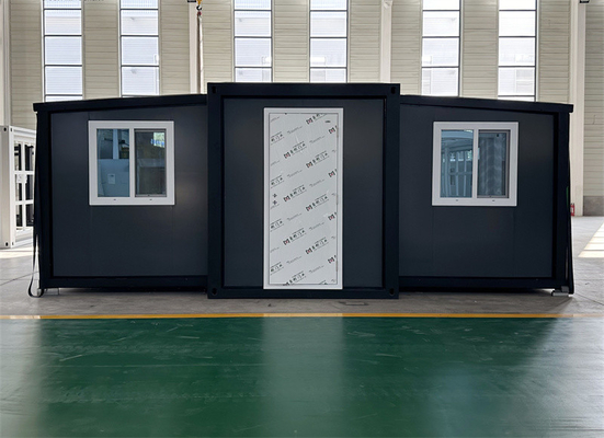 Casa de contêineres cinza com porta de aço para hotel