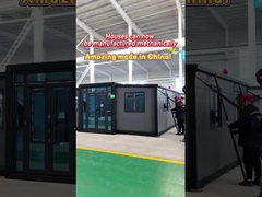 Casa de contêineres cinza com porta de aço para hotel